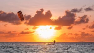 Iniciarse en el kitesurf de la mano de Mucho Viento Viajes